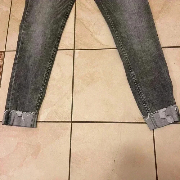Original Zhrill Jeans Mid Rise denim cropped bottom comfortable & stylish. - Picture 12 of 15